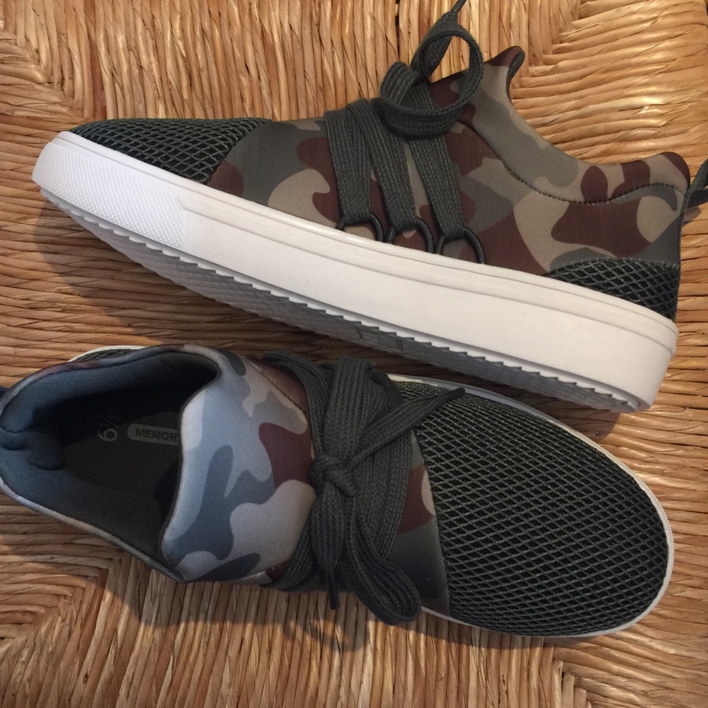 NWOT Time and Tru memory foam sneakers